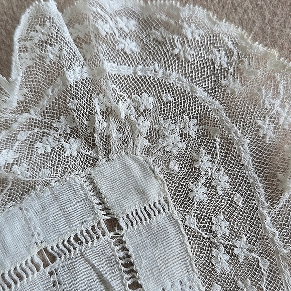 Handmade Antique Lace and Drawn-Thread Handkerchief - Picture 8 of 9